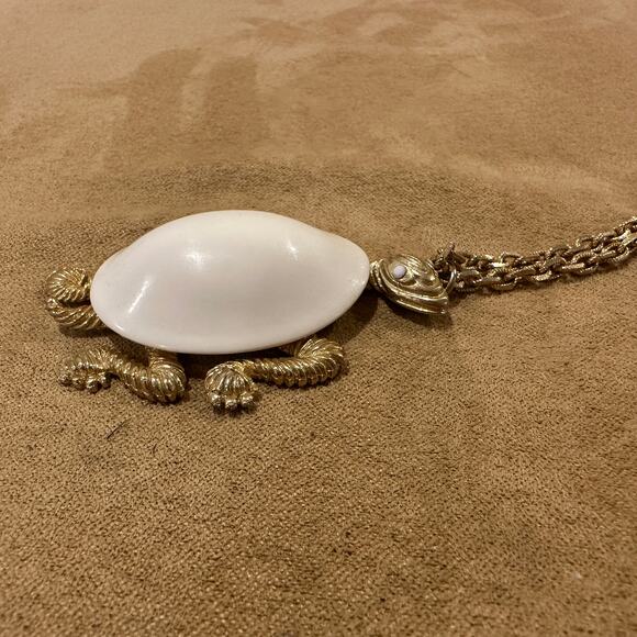 Vintage Turtle Pendant Necklace White Milk Glass Cabochon Gold Tone Link Chain - Picture 8 of 10